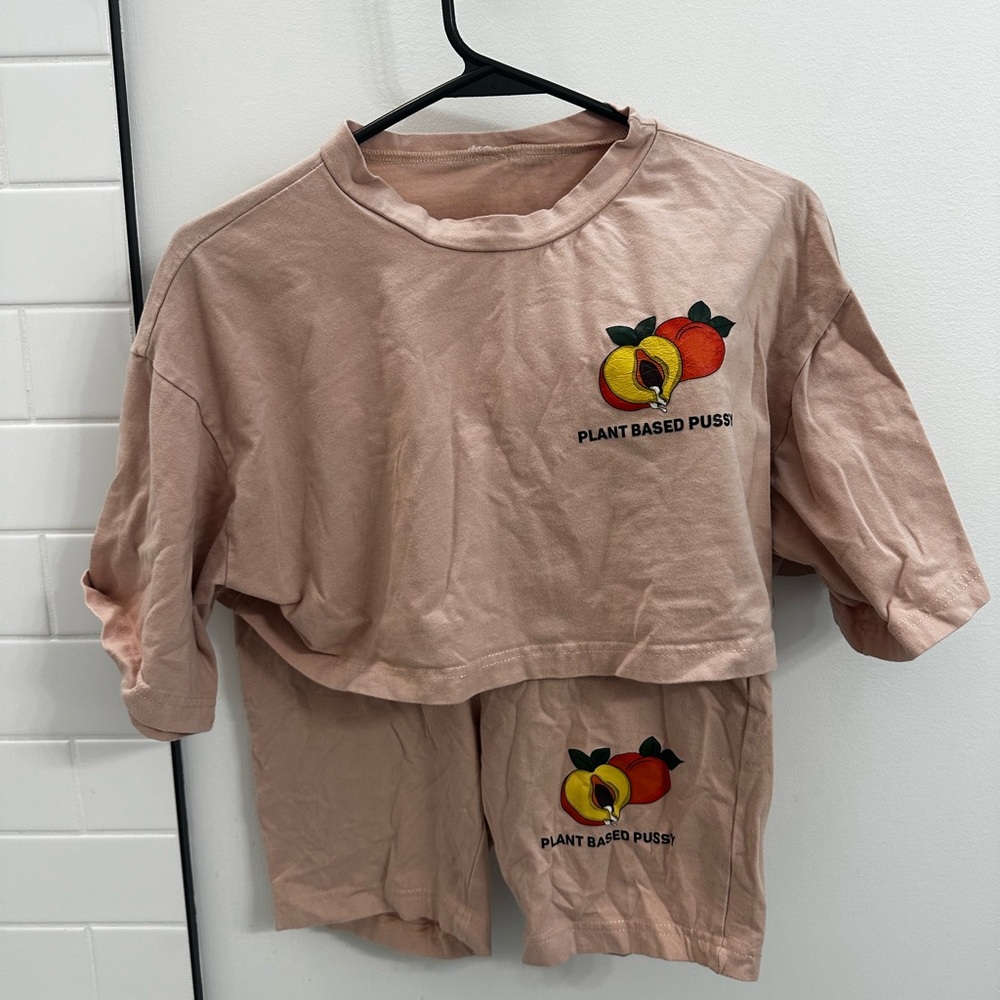 Graphic cropped shirt and biker shorts